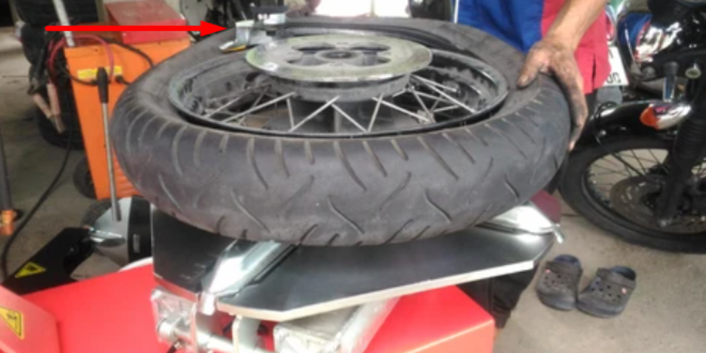 how to remove a tire from a rim